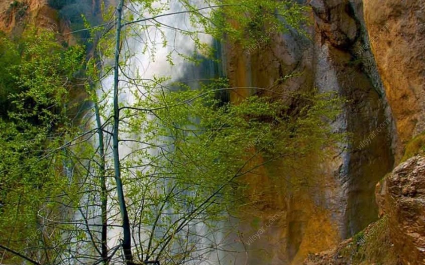 آبشار شاهان دشت لاریجان