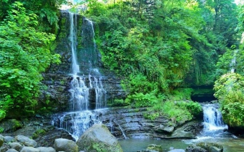 آبشار زمرد یکی از جذابترین جاذبه‌های گیلان