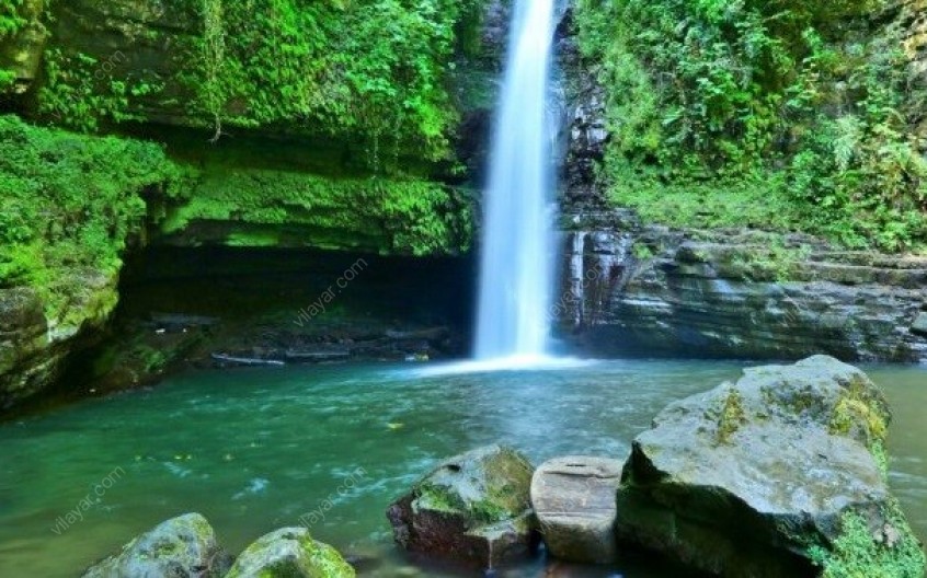 آبشار زمرد یکی از جذابترین جاذبه‌های گیلان
