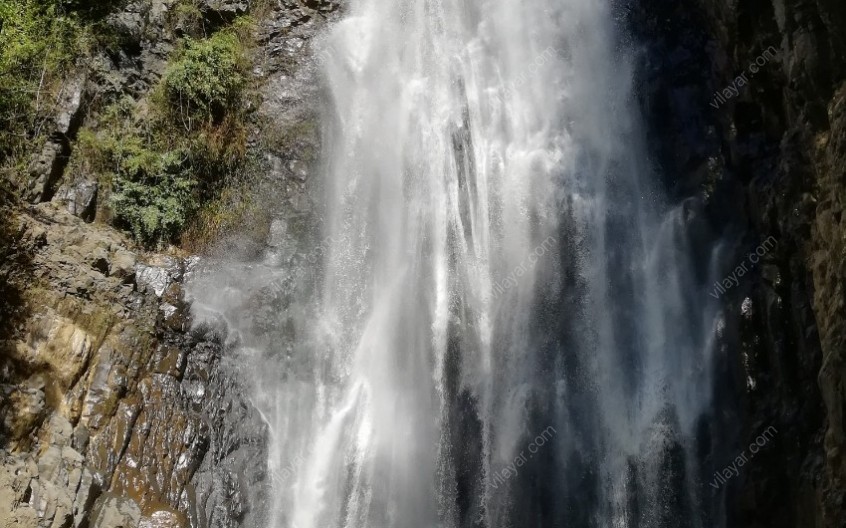 آبشار میلاش؛ جاذبه‌ای سحرانگیز