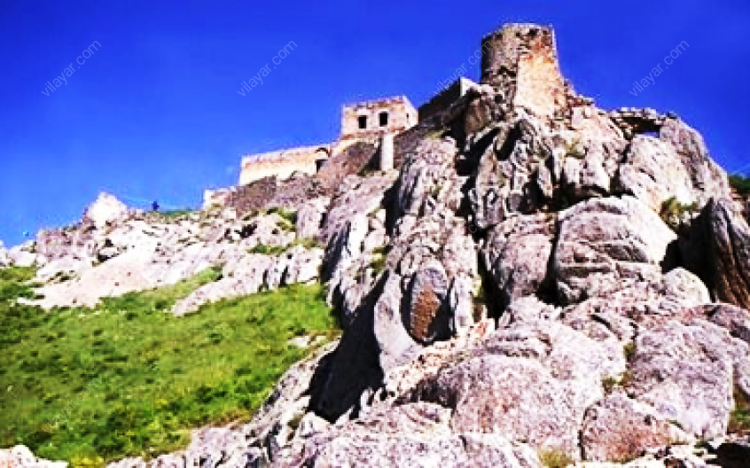 بخش های باقی مانده از قلعه مازیار