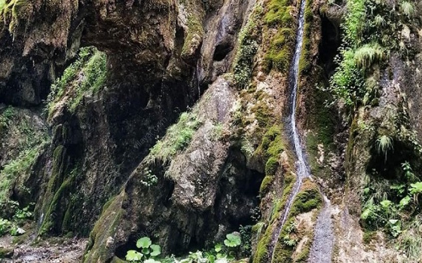آبشار رویایی باران کوه