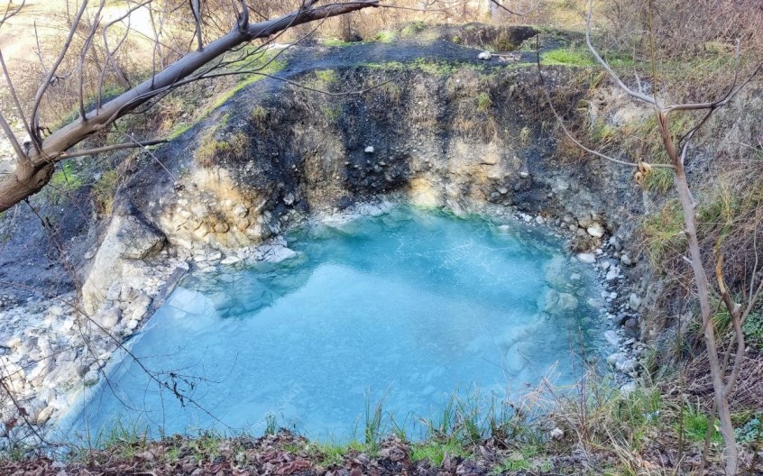 چشمه آب گرم بلیران؛ عقیق فیروزه ای رنگ آمل