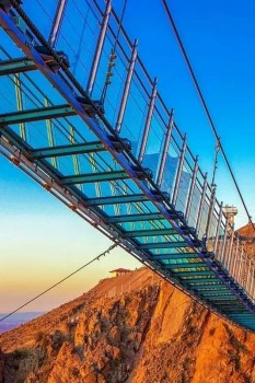 پل معلق شیشه ‌ای هیر؛ تجربه‌ ای بی ‌نظیر از هیجان و تماشای مناظر جذاب