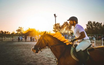 باشگاه سوارکاری کلهر؛ تجربه ای متفاوت از اسب سواری در جزیره کیش