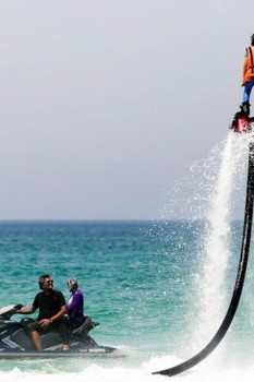 فلای بورد کیش؛ تفریحی هیجان انگیز با پرواز روی آب های نیلگون خلیج فارس