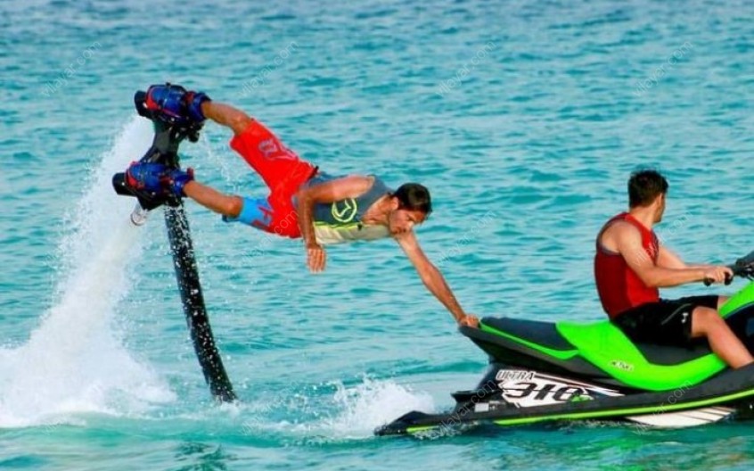 فلای بورد کیش؛ تفریحی هیجان انگیز با پرواز روی آب های نیلگون خلیج فارس