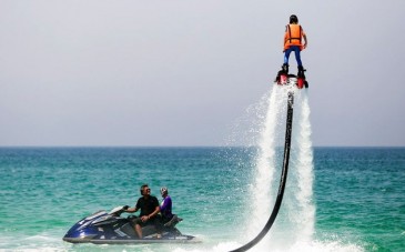 فلای بورد کیش؛ تفریحی هیجان انگیز با پرواز روی آب های نیلگون خلیج فارس