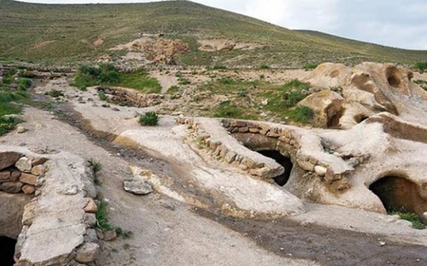 روستای حیله ور با خانه های دستکند در زیر زمین