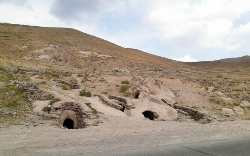 روستای حیله ور با خانه های دستکند در زیر زمین