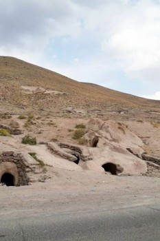 روستای حیله ور با خانه های دستکند در زیر زمین