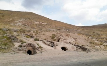روستای حیله ور با خانه های دستکند در زیر زمین