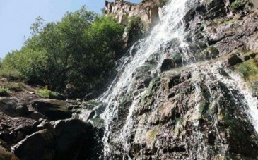 روستای عیش آباد؛ روستایی شناخته شده با آبشار معروفش