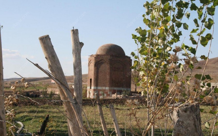 بقعه شیخ بسطام بایزیدی؛ با ساختار هشت ضلعی و گنبدی آجری