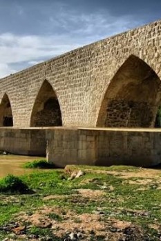 پل شاپوری نماد ارتباط و همدلی در قلب ایران