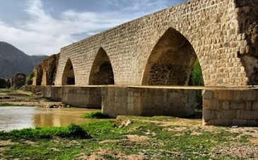 پل شاپوری نماد ارتباط و همدلی در قلب ایران