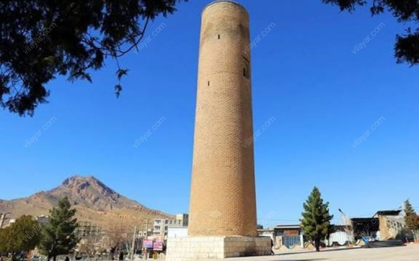 مناره آجری لرستان نماد تاریخ و هنر در دل دشت‌های سرسبز