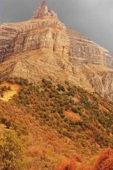 کوه قارون دورود؛ صعود به دژ افسانه‌ای در قلب طبیعت لرستان