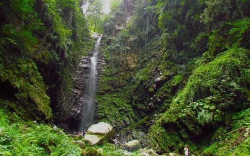 لذت دیدار از آبشار گزو با ارتفاع 75 متر در دل جنگل های بکر
