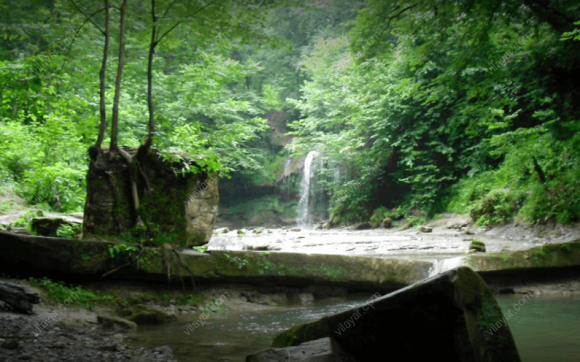 لذت دیدار از آبشار گزو با ارتفاع 75 متر در دل جنگل های بکر