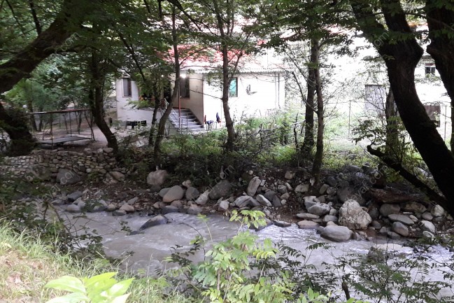 ویلا لب رودخانه داخل جنگل  یک مکان رویای